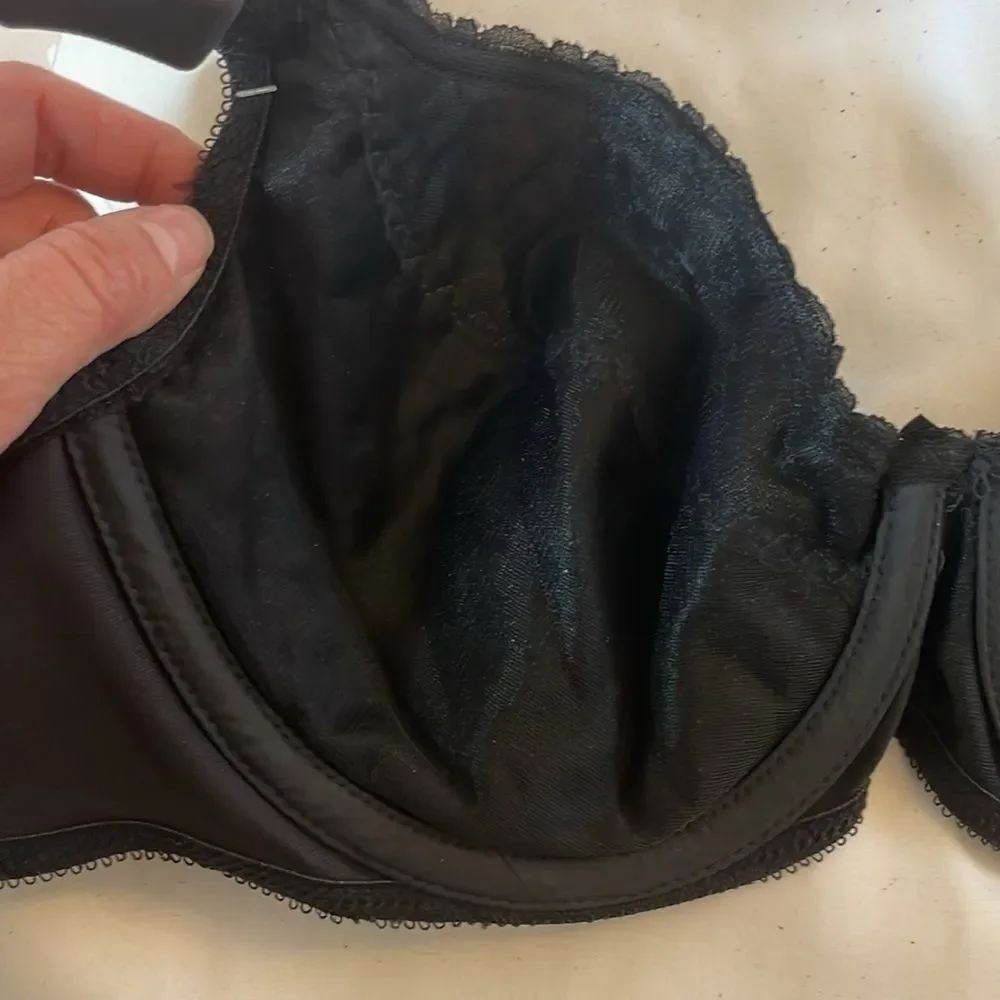 CARNIVAL BLACK UNDERWIRE LIGHTLY PADDED BRA.  NEW WITH TAGS